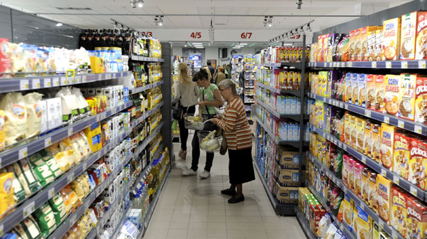 Лимитом против страха од короне: Трговинске куће ограничиле продају неких производа